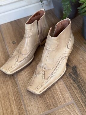 Giorgio Brutini Cream Leather Wingtip Ankle Boots